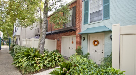 Canterbury Square apartments in Metairie, LA features large patios, beautiful New Orleans style courtyards, two swimming pools and a playground area.